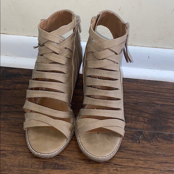 Universal Thread Heels - Picture 2 of 2